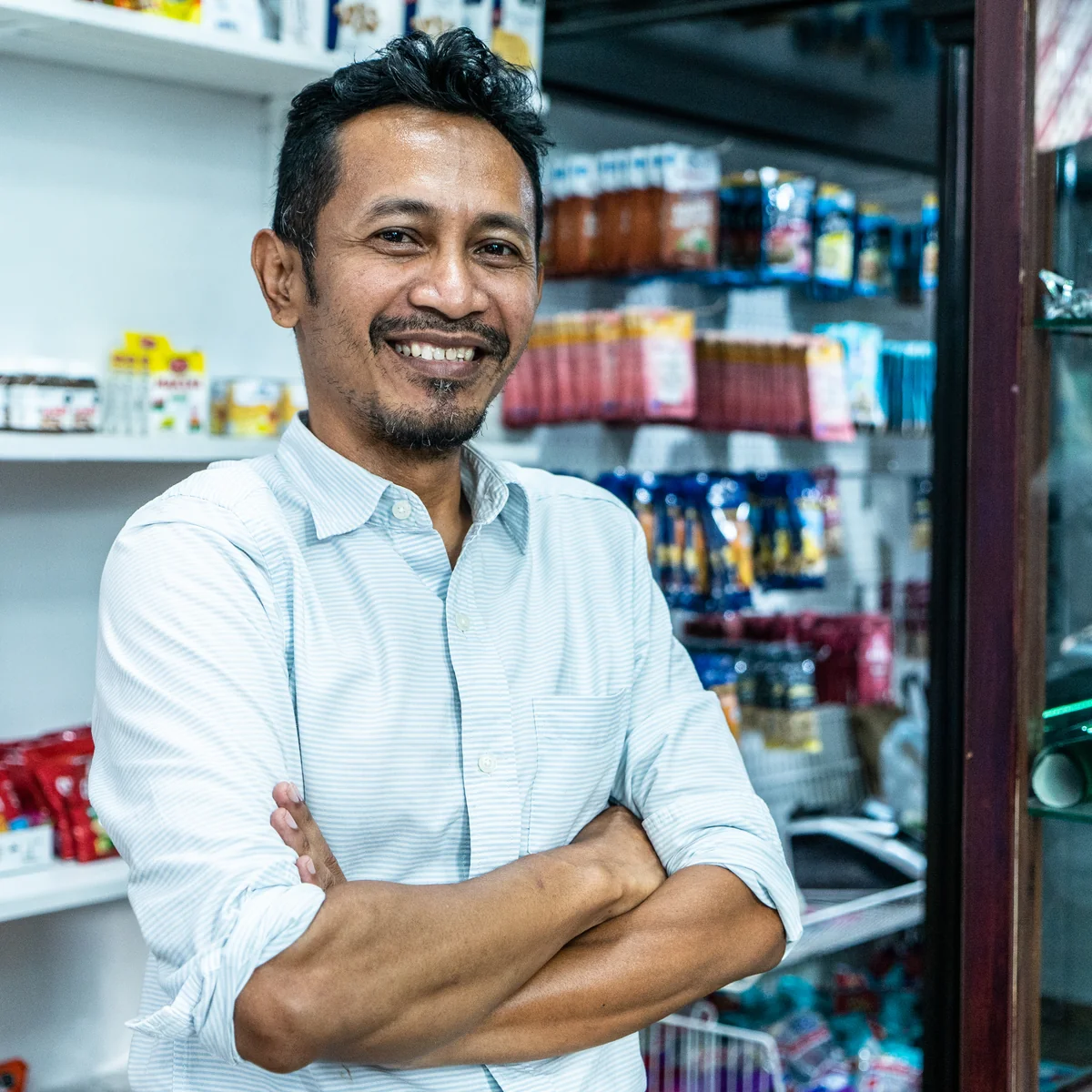 Agus Prasetyo di toko swalayannya, pelanggan PLTS atap Solar Panel Mandiri di Sidoarjo
