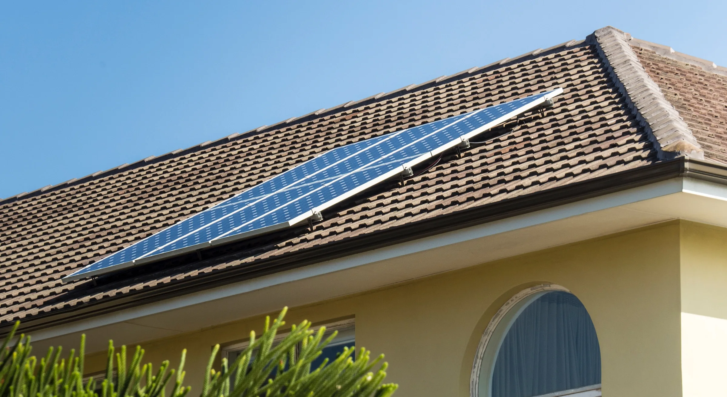 Atap kafe di Bandung dengan panel surya PLTS hybrid dan baterai, studi kasus Solar Panel Mandiri