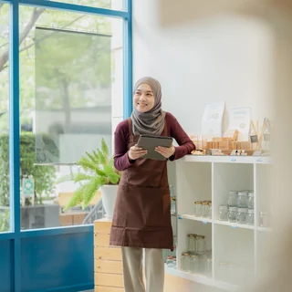 Foto Ratna Dewi Kusuma, pelanggan PLTS hybrid Solar Panel Mandiri di Bandung