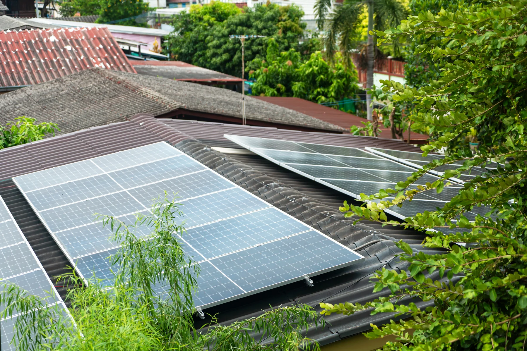 Detail susunan panel surya di atap rumah Bekasi, instalasi Solar Panel Mandiri