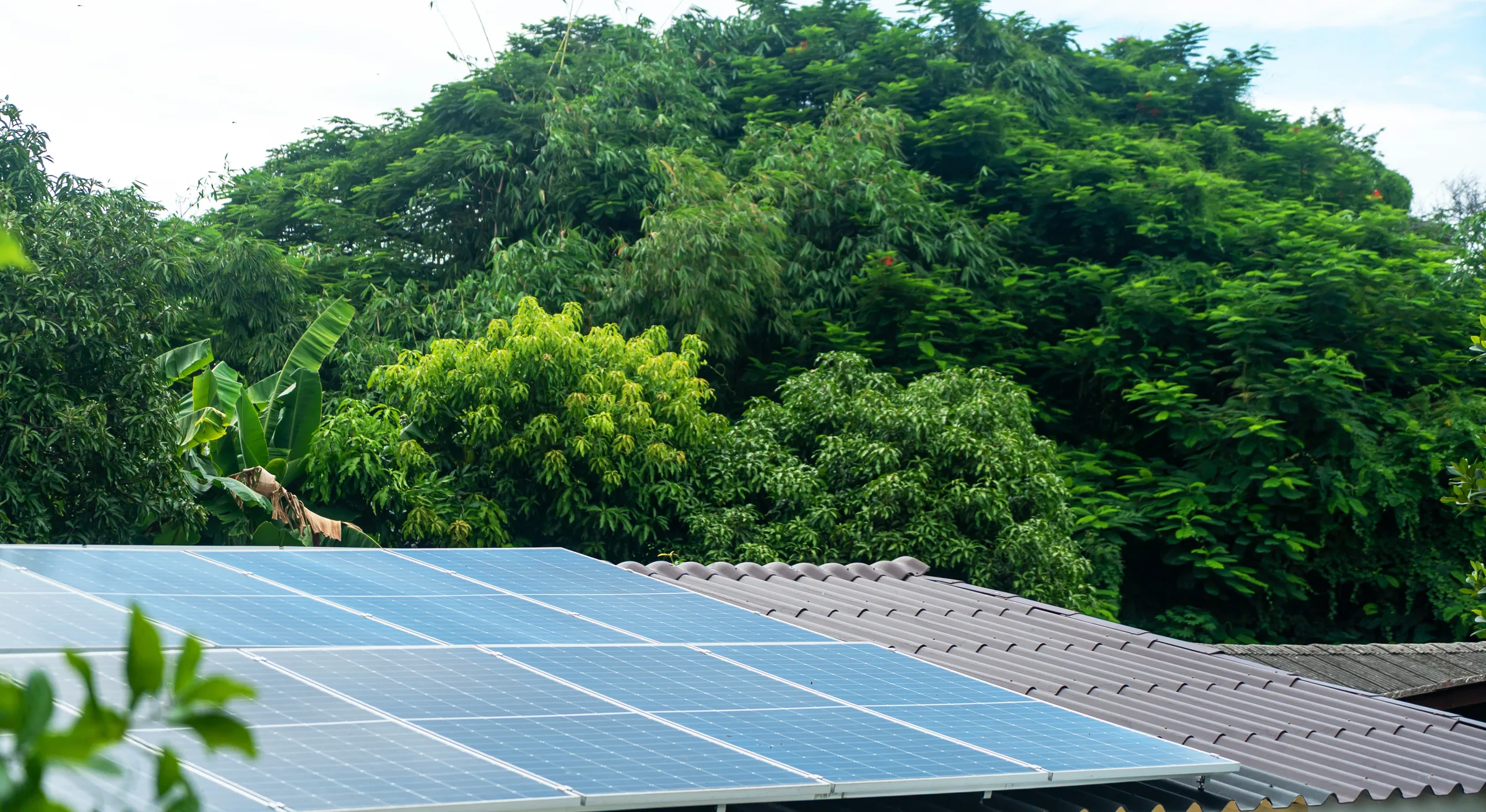 Atap rumah di Bekasi dengan panel surya PLTS on-grid 4 kWp, studi kasus Solar Panel Mandiri