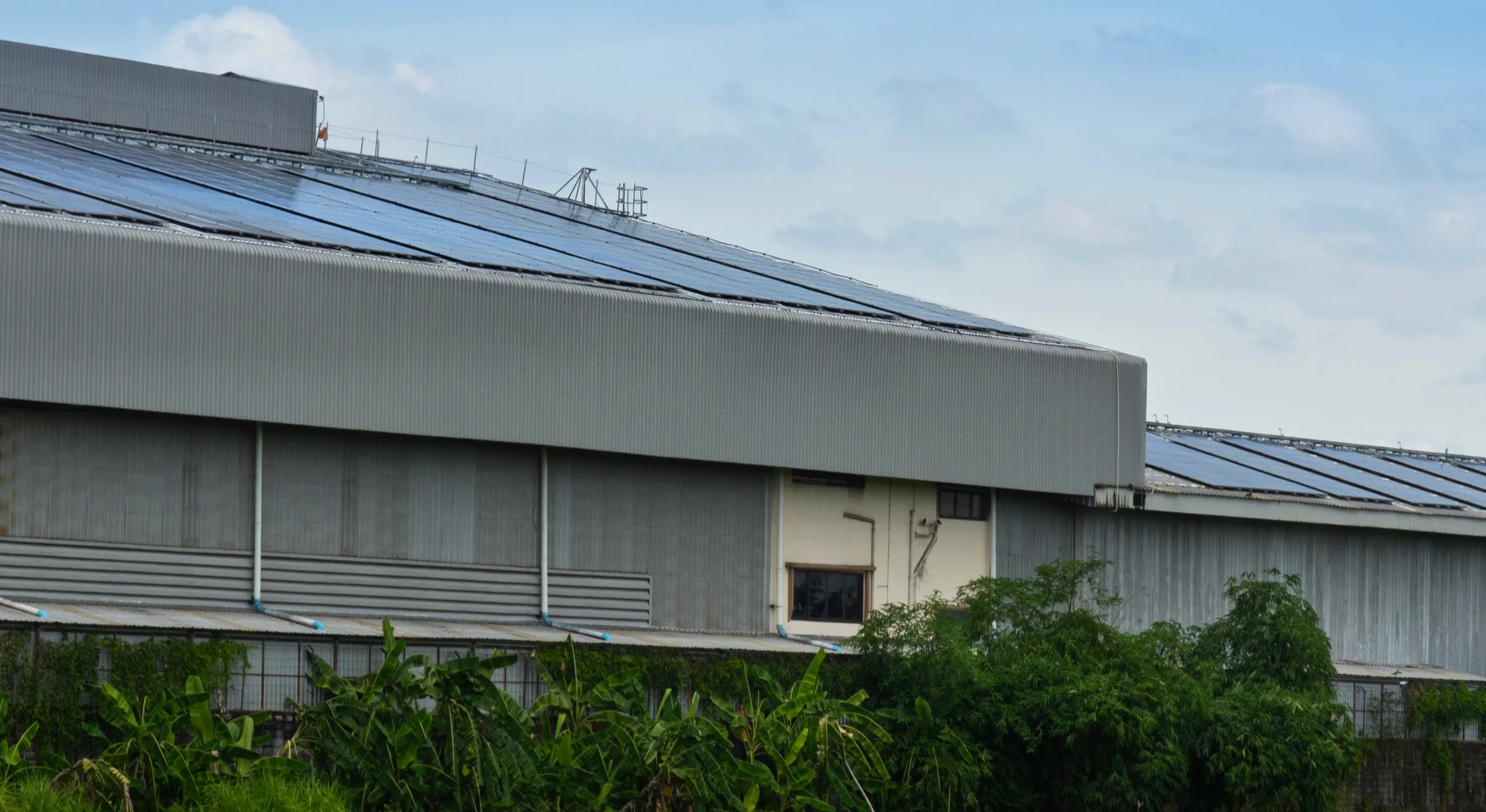 Atap toko swalayan di Sidoarjo dengan panel surya 10 kWp, studi kasus Solar Panel Mandiri